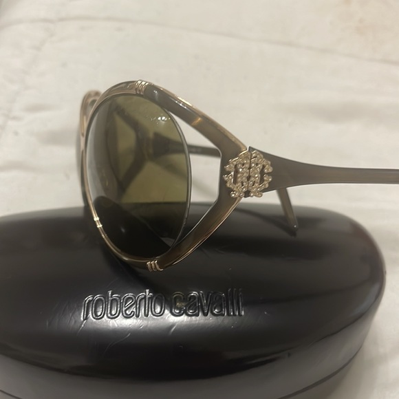 Host pick 🎉🎉🎉Sun glasses by viviglam 🎉🎉🎉 - Picture 10 of 13